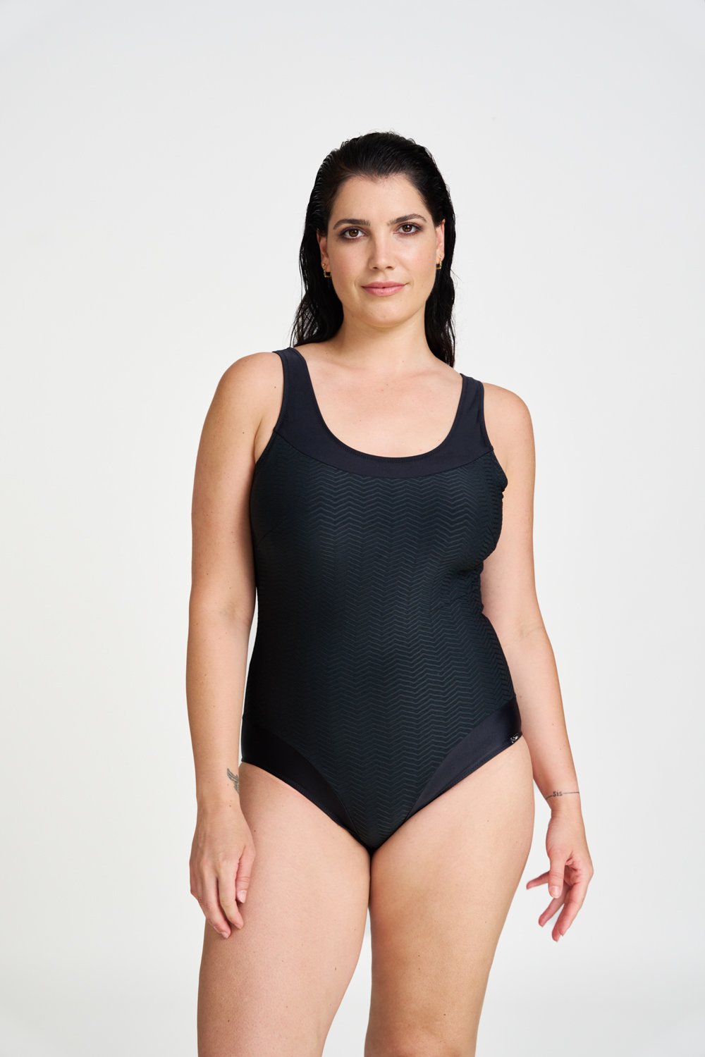 Jednodielne plavky s vykrojeným chrbtom